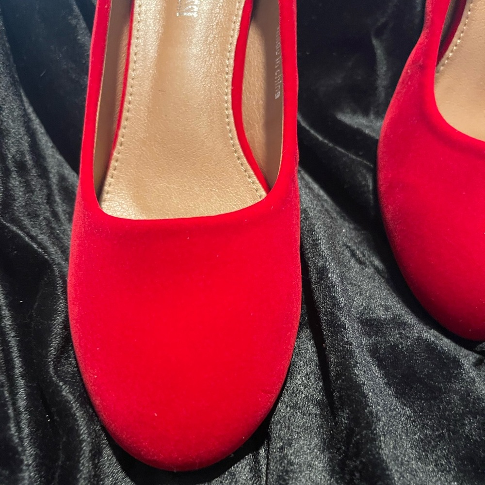 NWOT Red Suede Pumps Size 9 Maiernisi Jessi   No Box.  2.5” Heels